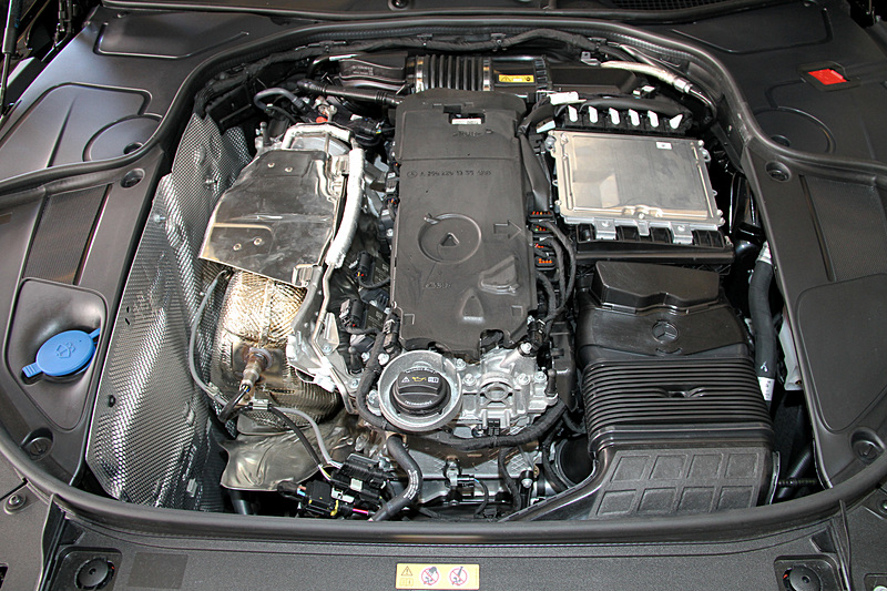 エンジンヘッドカバーを外したところ。向かって直列6気筒エンジンの左側にタービンを、右側に電動スーパーチャージャーを配置