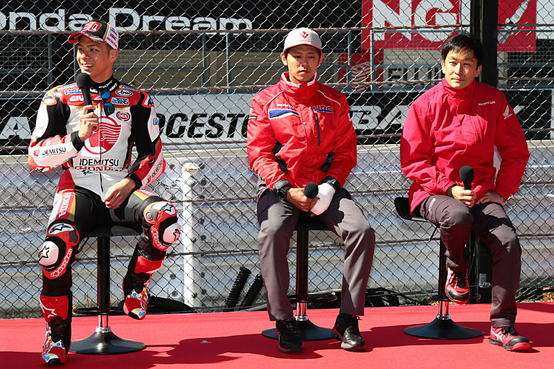 左から中上貴晶選手、高橋巧選手、宇川徹監督が登壇した