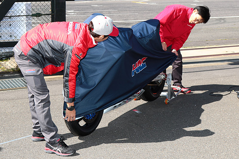 高橋選手と宇川監督がベールを外し、ニューカラーリングをファンの前で公開した