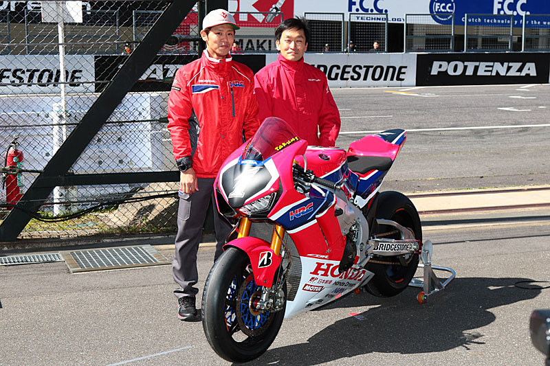 高橋選手と宇川監督がベールを外し、ニューカラーリングをファンの前で公開した