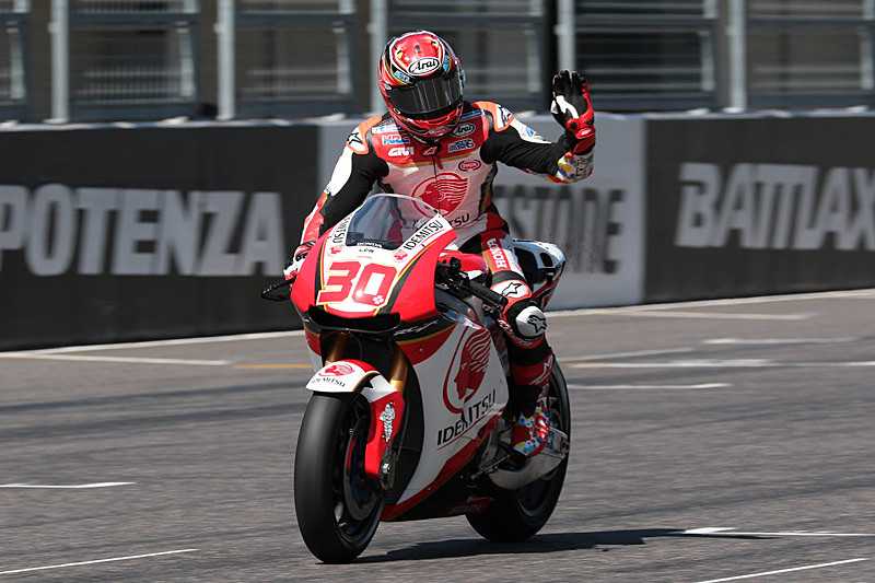 中上選手はRC213V-Sでファンに手を振りながらデモ走行を行なった