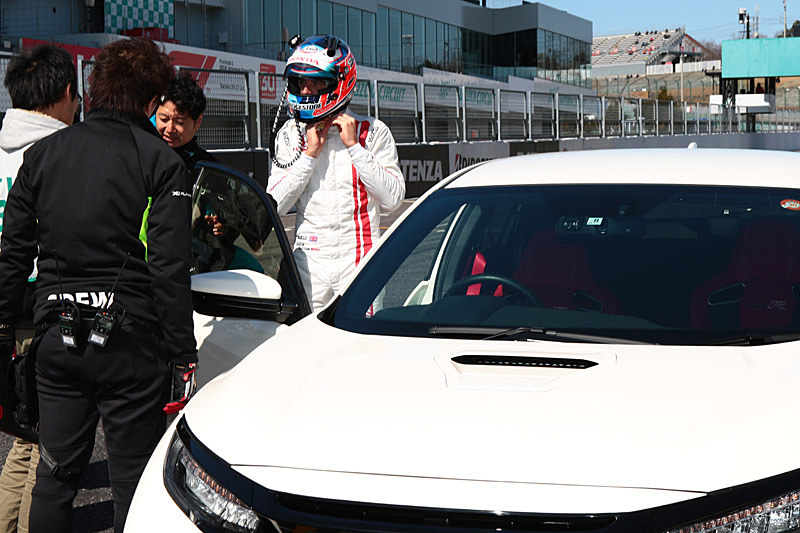 シビック・タイプRに乗り込むバトン選手