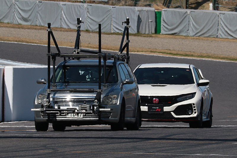 テール・トゥ・ノーズでストレートを抜ける撮影車とシビック・タイプR