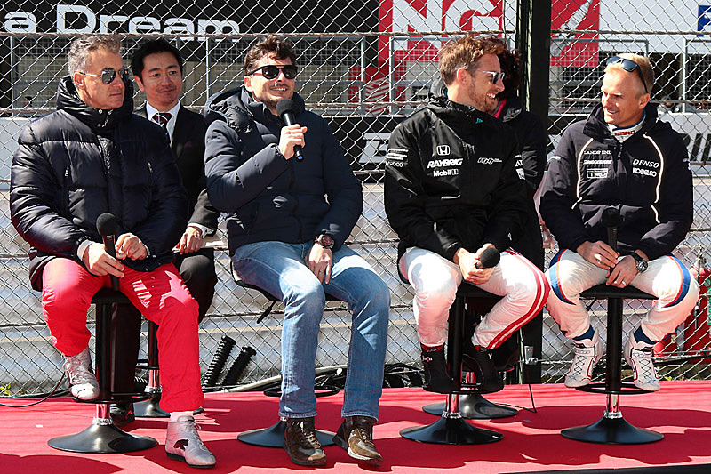 左からアレジ氏、フィジケラ氏、バトン選手、コバライネン選手