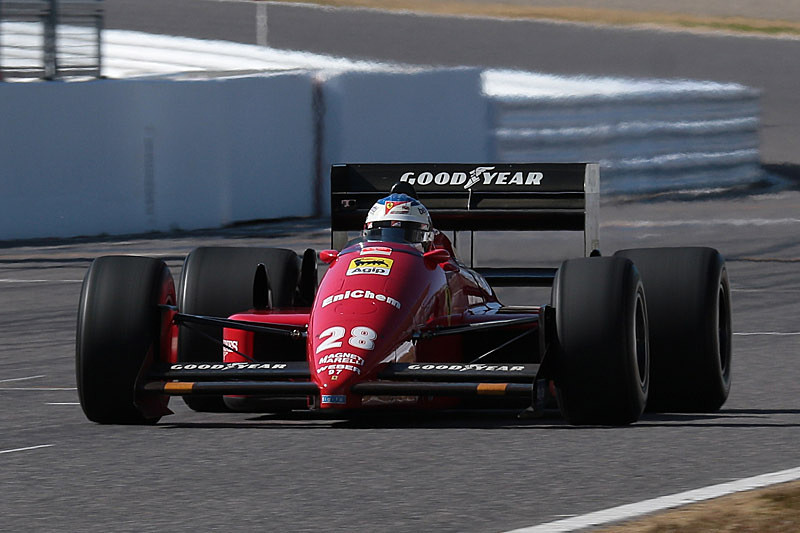 フェラーリF187をジュリアーノ選手がドライブ