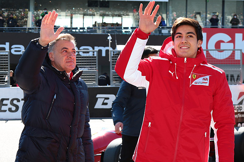 走行を終えてファンに手を振るアレジ親子