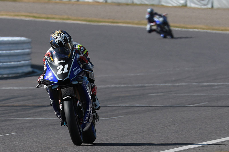 中須賀選手が先行してコースを周回