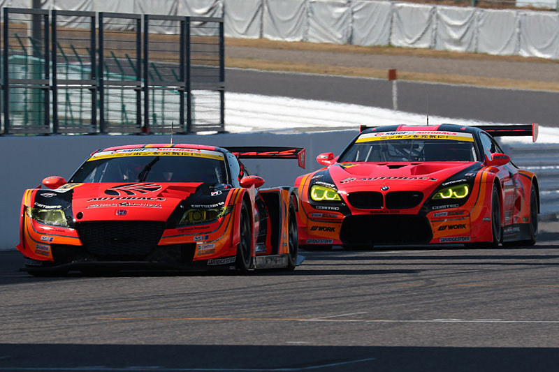 亜久里氏のドライブするCR-Z GTの背後に土屋氏のドライブするBMW M6 GT3が迫る