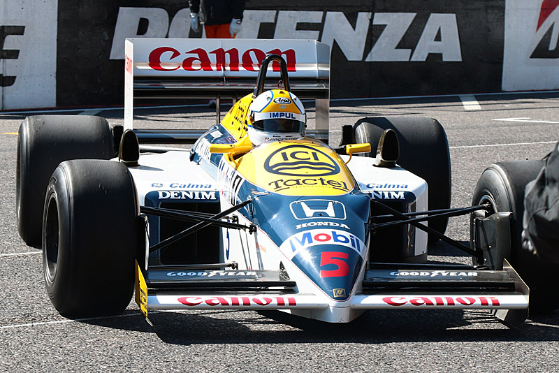 星野一義氏はウイリアムズ FW11をドライブして登場。FW11に星野氏のヘルメットは何度見ても似合う