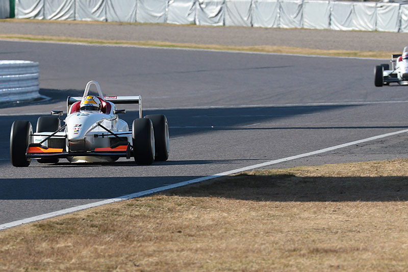 3秒のフライングスタートで逃げる星野氏