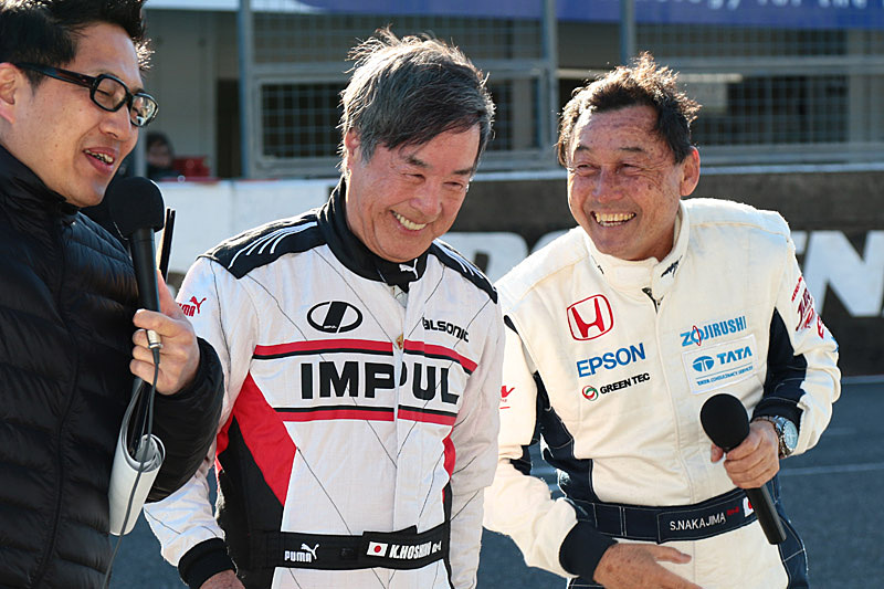 土曜日の対戦を終えた星野氏と中嶋氏（右）