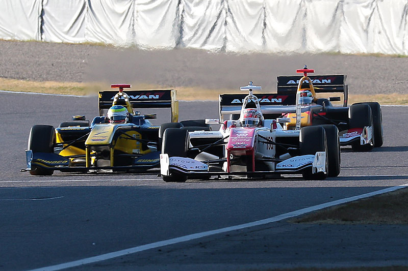 3台のSF14がコースを疾走した