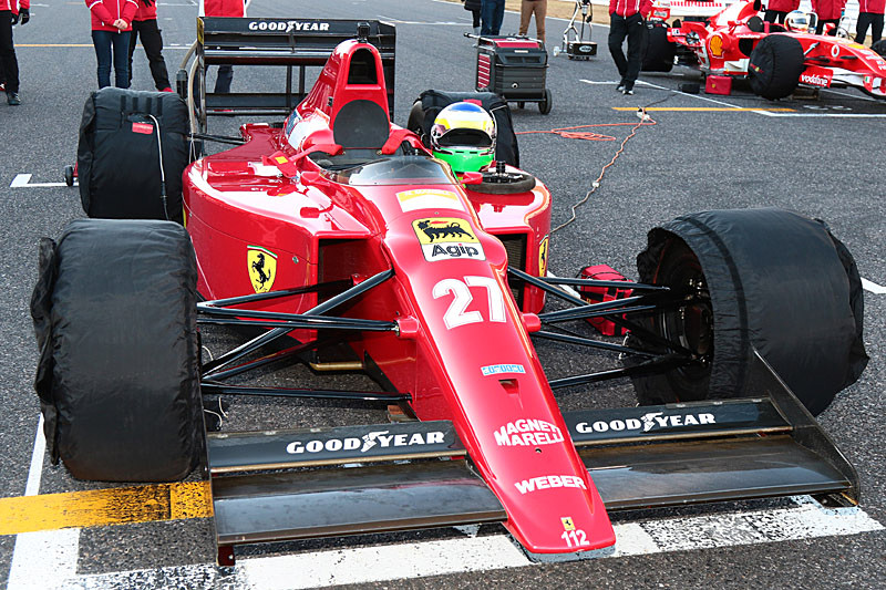 注目のマシンはフェラーリ 640。V12気筒エンジン搭載。1989年に黒旗のマンセルがセナにぶつけたマシン