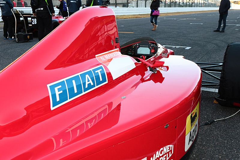 注目のマシンはフェラーリ 640。V12気筒エンジン搭載。1989年に黒旗のマンセルがセナにぶつけたマシン