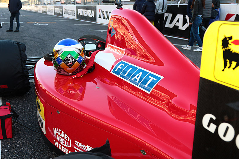 注目のマシンはフェラーリ 640。V12気筒エンジン搭載。1989年に黒旗のマンセルがセナにぶつけたマシン