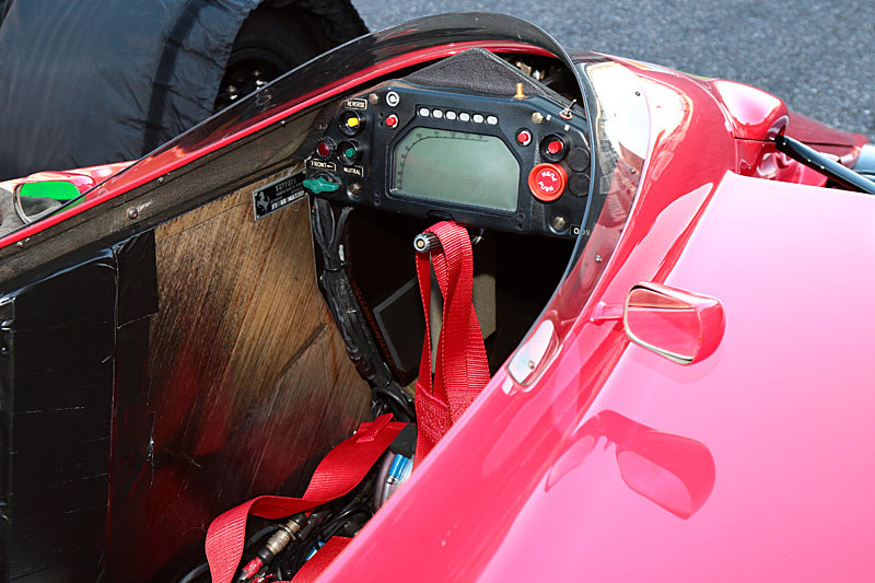 注目のマシンはフェラーリ 640。V12気筒エンジン搭載。1989年に黒旗のマンセルがセナにぶつけたマシン