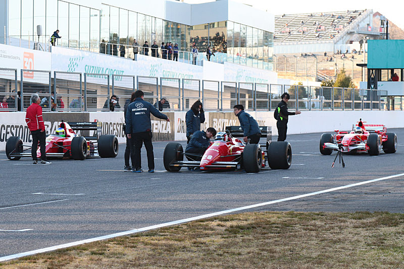 3台のフェラーリF1がグリッドに並んだが、F187の様子がおかしい