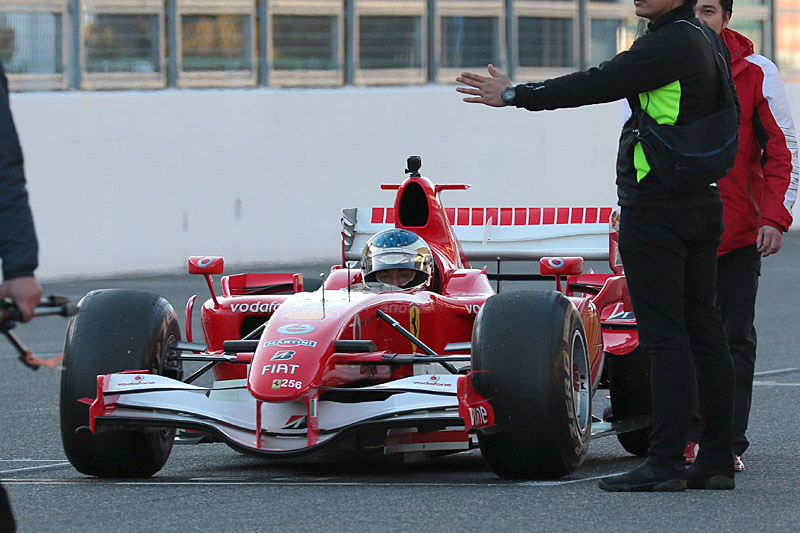 フェラーリ 248F1はジャン・アレジ氏がドライブするが、スタート直後に止まった