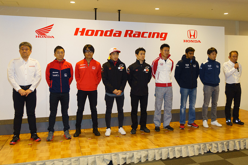 スーパーフォーミュラ参戦のあいさつ。左から、本田技研工業株式会社 モータースポーツ部長 山本雅史氏、野尻智紀選手、松下信治選手、福住仁嶺選手、山本尚貴選手、塚越広大選手、ナレイン・カーティケヤン選手、伊沢拓也選手、株式会社本田技術研究所 スーパーフォーミュラ プロジェクトリーダー 佐伯昌浩氏