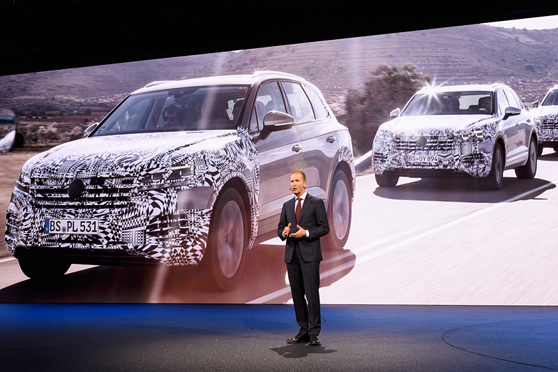 ジュネーブショーのフォルクスワーゲンブースでプレスカンファレンスを行なうフォルクスワーゲン乗用車ブランド CEO Dr.ヘルベルト・ディース氏