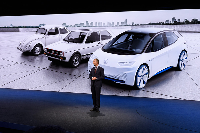 フォルクスワーゲンの主力車種の移り変わりをプレスカンファレンスで語るDr.ヘルベルト・ディース CEO。右のクルマがI.D.。2019年後半の発売を予定している