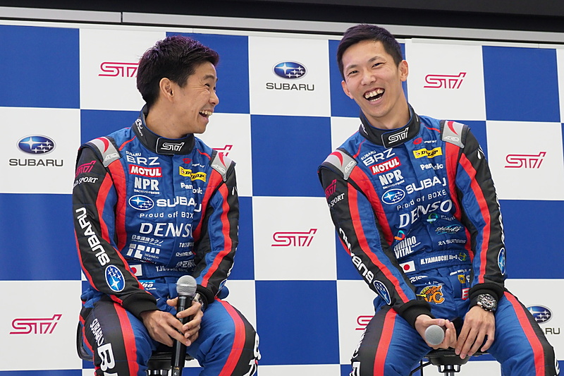 SUPER GT/ニュルブルクリンク24時間レースのドライバーを務める井口卓人選手（左）と山内英輝選手（右）は大の仲よし。サーキットへも1台のクルマでいつも一緒に向かうそうだ
