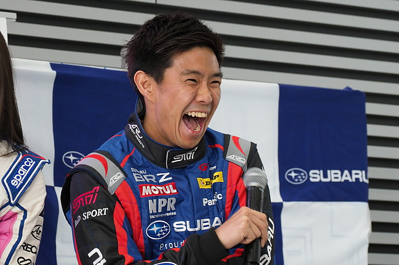 久保選手をイジる井口選手、へこむ久保選手、ウケる紅一点の池島選手のトークショー