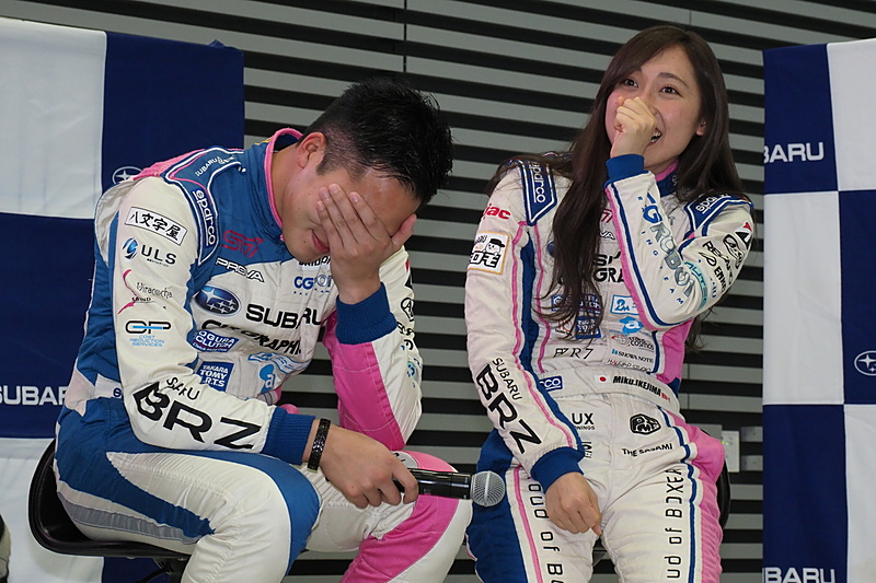 久保選手をイジる井口選手、へこむ久保選手、ウケる紅一点の池島選手のトークショー