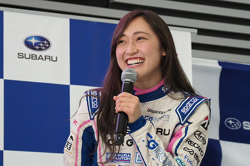 久保選手をイジる井口選手、へこむ久保選手、ウケる紅一点の池島選手のトークショー