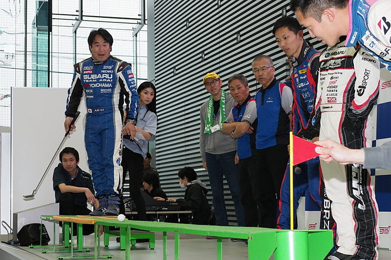 ゴルフパターゲームをはじめ、3種のゲームや参加ドライバーや監督が個々に持ち寄ったグッズを抽選でファンにプレゼントするSUBARUグッズ抽選会など、ファン参加型のプログラムが用意された。辰己監督からのプレゼントは、かつてNBRの実戦で使用したチームウエア