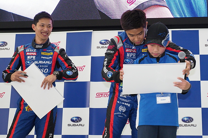 ゴルフパターゲームをはじめ、3種のゲームや参加ドライバーや監督が個々に持ち寄ったグッズを抽選でファンにプレゼントするSUBARUグッズ抽選会など、ファン参加型のプログラムが用意された。辰己監督からのプレゼントは、かつてNBRの実戦で使用したチームウエア