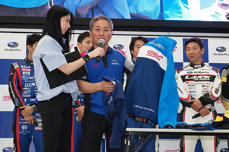 ゴルフパターゲームをはじめ、3種のゲームや参加ドライバーや監督が個々に持ち寄ったグッズを抽選でファンにプレゼントするSUBARUグッズ抽選会など、ファン参加型のプログラムが用意された。辰己監督からのプレゼントは、かつてNBRの実戦で使用したチームウエア