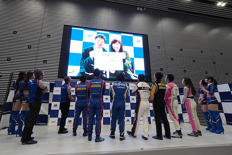 イベント開始前に書き込まれたファンからのメッセージを読む選手たち