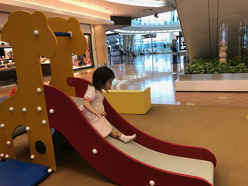キリンさんの滑り台が気に入って、エンドレス状態ですべりまくる娘。よっぽど楽しいんですねぇ（笑）