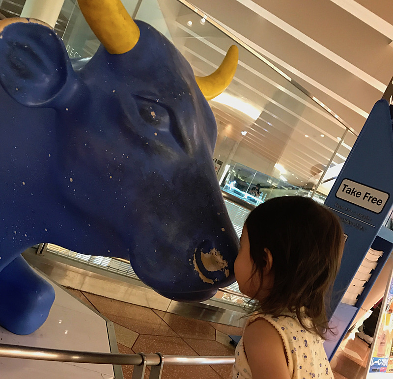 羽田空港 第2旅客ターミナルの屋内展望フロア「FLIGHT DECK TOKYO」にあった、大きな牛の像にも娘は大はしゃぎでした。