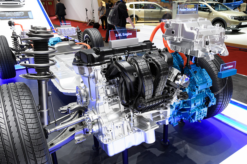 アウトランダーPHEV ジェネレーション2.0のハイブリッドシステム。2.4リッターエンジンが大きな変更点だが、バッテリーやリアモーター出力なども強化されており、S-AWCの制御も大幅に変更されているようだ