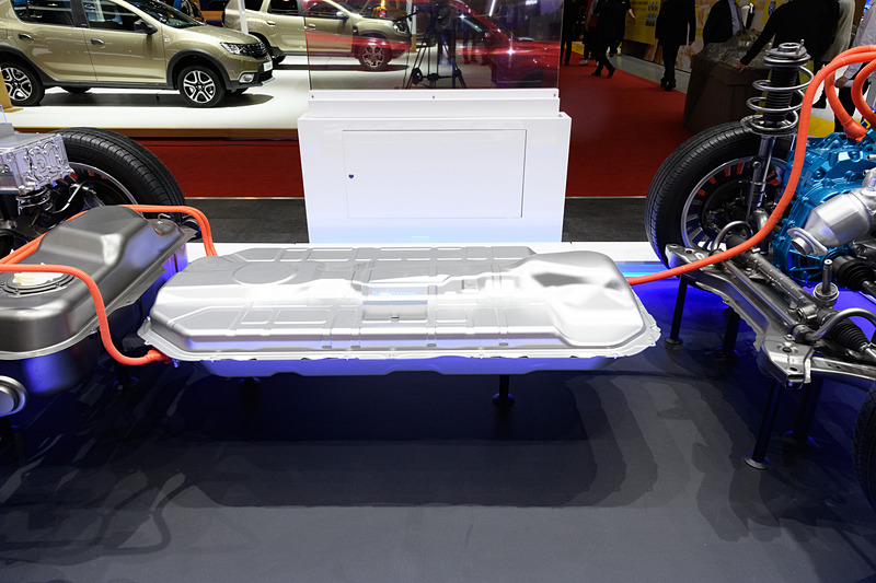 アウトランダーPHEV ジェネレーション2.0のハイブリッドシステム。2.4リッターエンジンが大きな変更点だが、バッテリーやリアモーター出力なども強化されており、S-AWCの制御も大幅に変更されているようだ