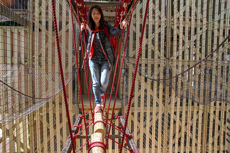 今度は丸太橋!!　きゃー怖い