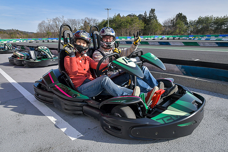 2人乗りに乗れるのは身長140cm以上の小学生から。運転するのは普通自動車免許が必要です