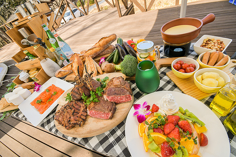 地場の食材を作った豪華な料理が並びます