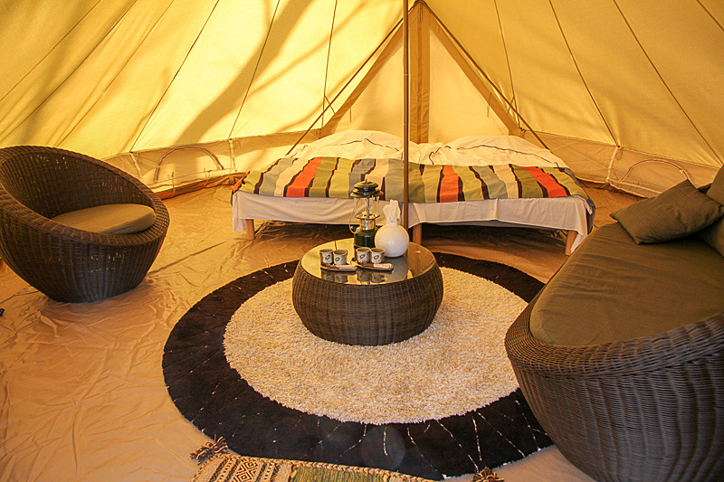 アウトドアをベッドで贅沢に満喫できるグランピングサイト