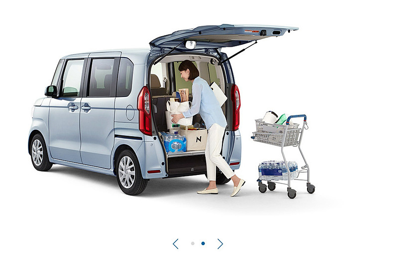 手動格納式のアルミスロープと電動ウインチにより、「4人乗車モード」と「車いす乗車モード」をシンプルな操作で切り換え可能