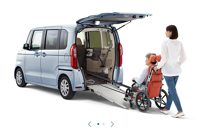 手動格納式のアルミスロープと電動ウインチにより、「4人乗車モード」と「車いす乗車モード」をシンプルな操作で切り換え可能