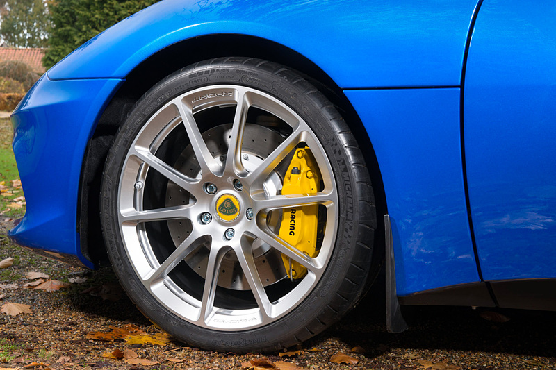 標準装備する完全機械加工の超軽量10本スポーク鍛造アルミホイールは、写真のシルバーのほか、マットブラックを選択することも可能。ブレーキキャリパーは4ピストンのAP Racing製となる