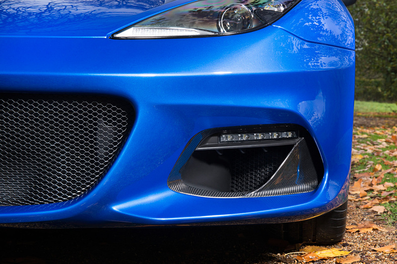 FRP製ボディの要所にカーボンファイバーパーツを使用。限定車「エヴォーラ GT430」の新要素を使って空力性能を進化させ、「ロータス最高水準の空力性能を備えたロードカー」と位置付けられるモデルとなっている