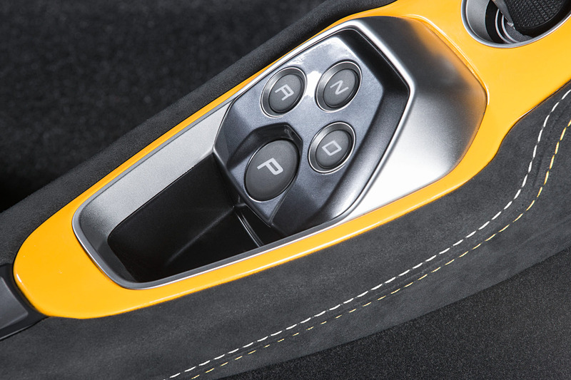 パドルシフト付6速AT（50万7600円高）もオプション選択可能。エヴォーラのATはプッシュ式ATセレクターボタンを採用する