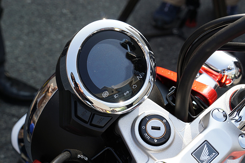 メーターに液晶ディスプレイを採用