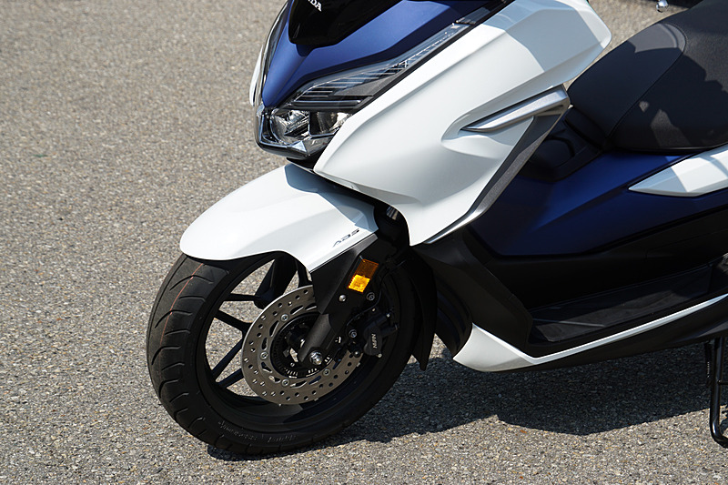 「フォルツァ」（国内初公開）：日常の移動から休日のツーリングまで、幅広いシーンでの扱いやすさが魅力のスタイリッシュな新型軽2輪スクーター
