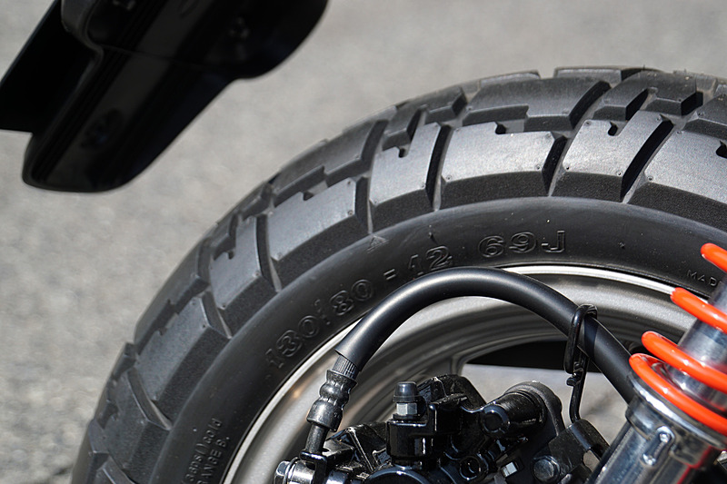 リアタイヤのサイズは130/80-12 69J