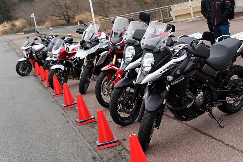 試乗会場に並んだ多数のバイク。比較用に新旧のタイヤが装着されていた